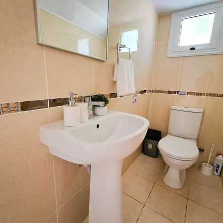 Nissi Oleandra Ajía Nápa