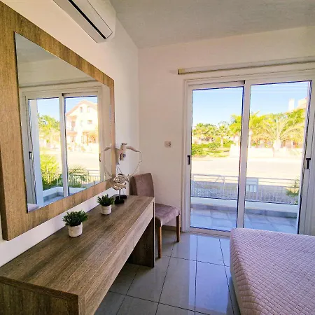 Nissi Oleandra * Ajía Nápa