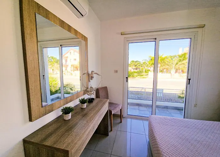 Nissi Oleandra * Ayía Nápa